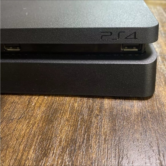 PlayStation 4 slim included with 2 controllers and 5 game disc 100% function - Picture 1 of 13